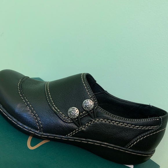 selling shoes because I purchased the wrong size - Picture 2 of 4